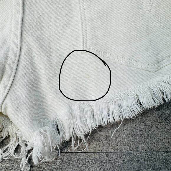 Levi's White Denim Cut Off Jean Shorts Womens Sz 28 Distressed Raw Hem Mid Rise - Picture 5 of 10